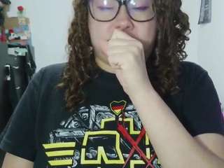 curly-greeneyed webcam model stream image