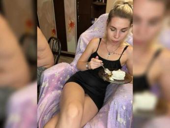 Emma942 webcam bongacams model stream image