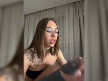 v_-_-_v webcam model stream image