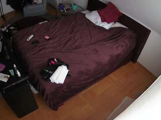 voyeurcam-julmodels-whitebed-2 webcam model stream image