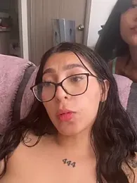 _QaraH webcam model stream image