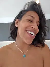 Goldenlace webcam model stream image