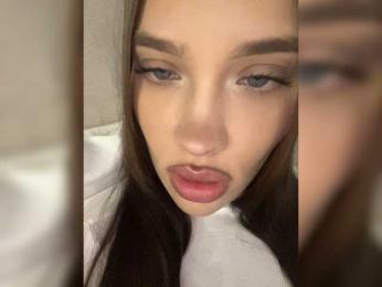 Glossmixdoll webcam model stream image