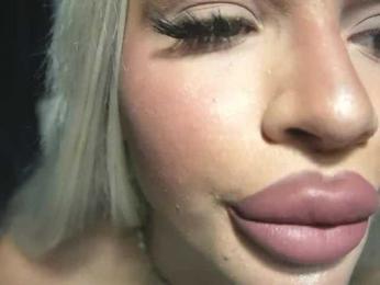 ChrystalCade webcam model stream image