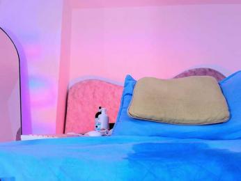 naomi-k webcam model stream image