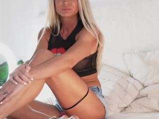 fitmilfbecca webcam model stream image