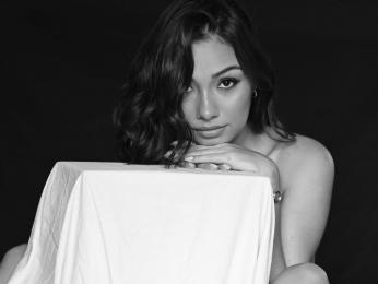 AmyZuri webcam model stream image