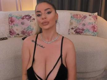 PearlPlenty webcam model stream image