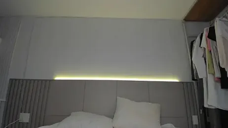 SofiClimbing webcam model stream image