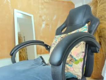 aprill_fox webcam model stream image