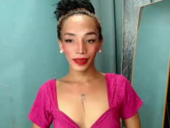 uncut_queen webcam model stream image