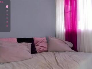Mollyy Bloom webcam model stream image