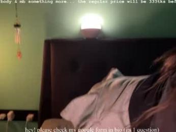 moonfaced_ webcam model stream image