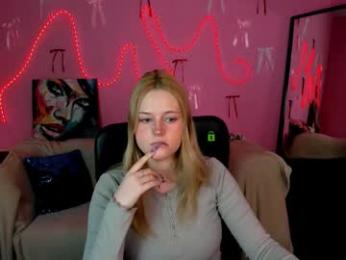 alira_glow webcam chaturbate model stream image