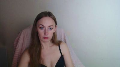 LiaHearts_ webcam model stream image