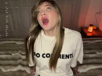 Kellynaive1 webcam model stream image