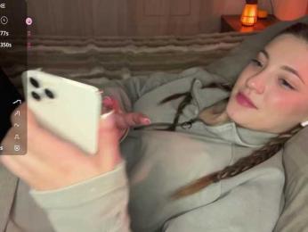 Kellynaive1 webcam bongacams model stream image