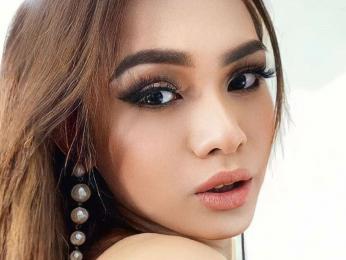 GrettaLee webcam model stream image