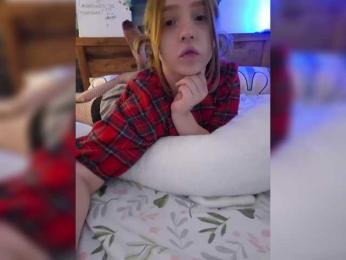 LittleDelora bongacams stream image