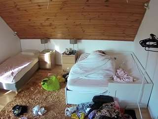 voyeurcam-julmodels-whitebed-2 camsoda stream image, 16.08.2025 18:30