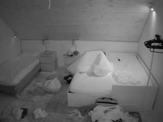 voyeurcam-julmodels-whitebed-2 camsoda stream image, 16.08.2025 18:30