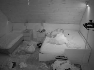 voyeurcam-julmodels-whitebed-2 camsoda stream image, 16.08.2025 18:30