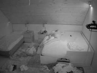 voyeurcam-julmodels-whitebed-2 camsoda stream image, 16.08.2025 18:30