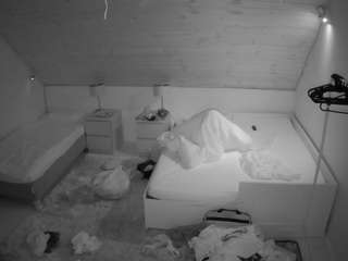 voyeurcam-julmodels-whitebed-2 camsoda stream image, 16.08.2025 18:30