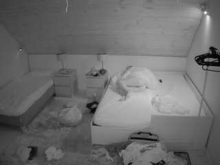 voyeurcam-julmodels-whitebed-2 camsoda stream image, 16.08.2025 18:30