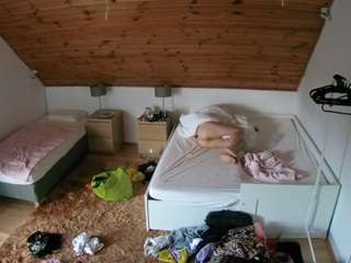 voyeurcam-julmodels-whitebed-2 camsoda stream image, 16.08.2025 18:30