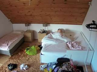 voyeurcam-julmodels-whitebed-2 camsoda stream image, 16.08.2025 18:30