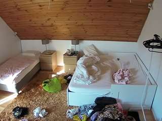 voyeurcam-julmodels-whitebed-2 camsoda stream image, 16.08.2025 18:30