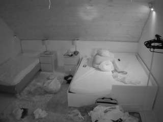 voyeurcam-julmodels-whitebed-2 camsoda stream image, 16.08.2025 18:30