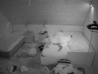 voyeurcam-julmodels-whitebed-2 camsoda stream image, 16.08.2025 18:30
