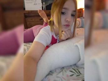 LittleDelora bongacams stream image