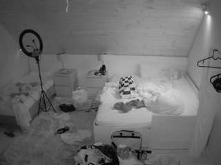 voyeurcam-julmodels-whitebed-2 camsoda stream image, 31.08.2025 10:30