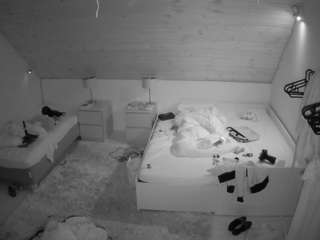 voyeurcam-julmodels-whitebed-2 camsoda stream image, 02.10.2025 03:00