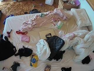 voyeurcam-julmodels-whitebed-3 camsoda stream image, 09.10.2025 18:00