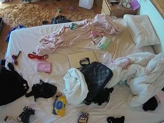 voyeurcam-julmodels-whitebed-3 camsoda stream image, 09.10.2025 18:00