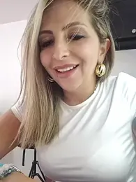 _Abril-Office1 stripchat stream image