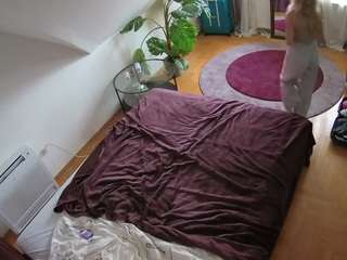 voyeurcam-julmodels-whitebed-4 camsoda stream image