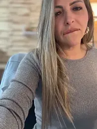 _Abril-Office1 stripchat stream image