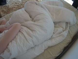 voyeurcam-julmodels-whitebed-4 camsoda stream image