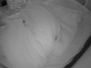 voyeurcam-julmodels-whitebed-4 camsoda stream image