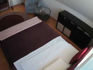 voyeurcam-julmodels-whitebed-2 camsoda stream image, 05.05.2026 14:10