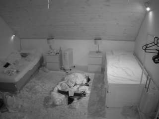 voyeurcam-julmodels-whitebed-3 camsoda stream image, 05.05.2026 14:10