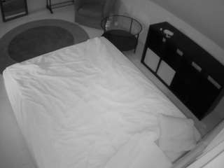 voyeurcam-julmodels-whitebed-2 camsoda stream image, 16.05.2026 16:10