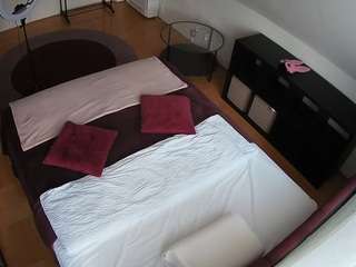 voyeurcam-julmodels-whitebed-2 camsoda stream image, 02.07.2026 12:40